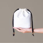 Petit sac en nylon avec fermeture élégante à cordon noir quatrième vue