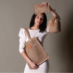 Trousse en papier de jute avec étiquette en cuir