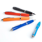 Stylo en plastique issu des océans avec détails chromés à encre bleue Vue 1