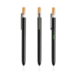 Stylo avec plastique des océans et poussoir en bambou à encre noire couleur noir vue du logo imprimé