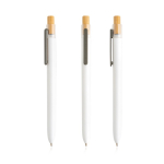 Stylo avec plastique des océans et poussoir en bambou à encre noire couleur blanc