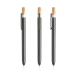 Stylo avec plastique des océans et poussoir en bambou à encre noire couleur gris foncé