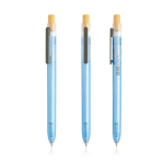 Stylo plastique issu des océans avec poussoir en bambou à encre bleue couleur turquoise vue du logo imprimé