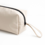 Trousse en cuir synthétique avec poche principale zippée couleur beige