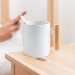 Tasse en céramique pour la sublimation avec anse en bois, 325 ml vue d'ambiance