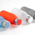 Gourde en plastique recyclé finition mate avec mousqueton, 350 ml vue d'ambiance