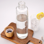 Bouteille en verre durable premium avec bouchon en bambou, 750 ml vue d'ambiance