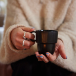 Tasse en porcelaine avec petite anse supérieure 270ml couleur noir neuvième vue