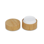 Baume à lèvres dans un étui en bambou de forme cylindrique couleur naturel troisième vue