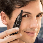 Tondeuse Philips pour le nez, les oreilles et les sourcils couleur noir sixième vue