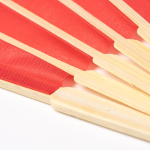 Éventail avec tiges en bambou et tissu en polyester en couleurs couleur rouge vue détaillée 2