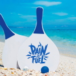 Set de tennis de plage avec 2 raquettes en bois et 1 balle couleur rouge vue détaillée 1