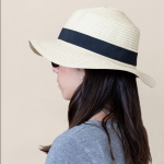 Chapeau en papier couleur naturelle avec ruban coloré à personnaliser vue détaillée