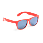 Lunettes de soleil coloris mats avec verres noirs translucides couleur rouge première vue