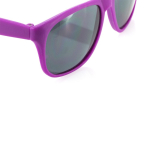 Lunettes de soleil coloris mats avec verres noirs translucides couleur fuchsia troisième vue