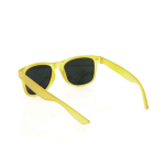 Lunettes de soleil en couleurs translucides et avec verres miroir couleur jaune quatrième vue