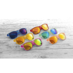Lunettes de soleil en couleurs translucides et avec verres miroir couleur jaune sixième vue