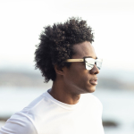 Lunettes de soleil avec branches en bambou, verres noirs effet miroir couleur bois quatrième vue