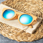 Lunettes en bambou avec verres miroir dans un sac à cordon couleur bois