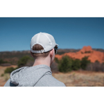 Casquette de sport en RPET avec 6 panneaux et boucle arrière couleur blanc vue d'ambiance 2
