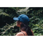 Casquette de sport en RPET avec 6 panneaux et boucle arrière couleur bleu marine vue d'ambiance