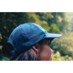 Casquette de sport en RPET avec 6 panneaux et boucle arrière couleur bleu marine vue d'ambiance 2