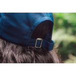 Casquette de sport en RPET avec 6 panneaux et boucle arrière couleur bleu marine vue d'ambience 3