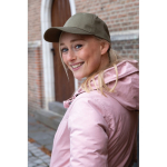 Casquette 6 panneaux en coton recyclé avec fermeture velcro 190 g/m² couleur vert vue d'ambiance