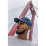 Casquette 6 panneaux en coton recyclé avec fermeture velcro 190 g/m² couleur bleu marine vue d'ambience 3