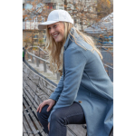 Casquette 6 panneaux en coton recyclé avec traceur AWARE™ 280 g/m² couleur blanc vue d'ambiance 2