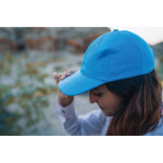 Casquette 6 panneaux en coton recyclé avec traceur AWARE™ 280 g/m² couleur bleu ciel vue d'ambience 3