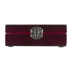 Set de vin dans boîte en bois avec plateau de jeu d’échecs couleur marron première vue