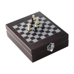 Set de vin dans boîte en bois avec plateau de jeu d’échecs couleur marron troisième vue