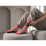 Paire de chaussettes de Noël avec étiquette à personnaliser vue d'ambiance