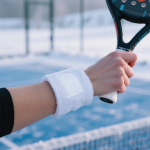 Bracelet de sport en polycoton avec patch personnalisable couleur noir vue d'ambiance