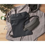 Sac à dos à cordons en RPET et PU avec une poche avant couleur bleu vue d'ambiance