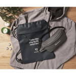 Sac à dos à cordons en RPET et PU avec une poche avant couleur bleu vue d'ambiance principale