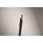 Stylo en aluminium recyclé avec bouton-poussoir en bambou, encre bleue couleur noir deuxième vue photographique