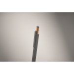 Stylo en aluminium recyclé avec bouton-poussoir en bambou, encre bleue couleur gris foncé deuxième vue photographique