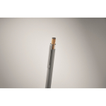 Stylo en aluminium recyclé avec bouton-poussoir en bambou, encre bleue couleur argenté mat deuxième vue photographique