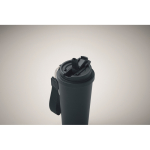 Gobelet de 500ml en inox recyclé avec couvercle et paille 2 en 1 couleur bleu marine quatrième vue photographique