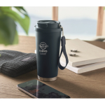 Gobelet de 500ml en inox recyclé avec couvercle et paille 2 en 1 couleur bleu marine vue d'ambiance principale