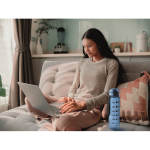 Gourde en plastique avec graduations et bouchon rabattable 1L deuxième vue d'ambiance