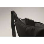 Sac à bandoulière en RPET avec une poche principale couleur noir cinquième vue photographique