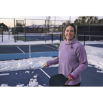 Set de pickleball avec 2 raquettes et 1 balle dans sac en filet couleur noir vue d'ambiance