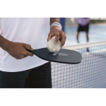 Set de pickleball avec 2 raquettes et 1 balle dans sac en filet couleur bleu marine vue d'ambiance principale