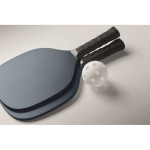 Set de pickleball avec 2 raquettes et 1 balle dans sac en filet couleur bleu marine quatrième vue photographique