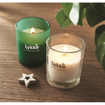 Bougie parfumée à la vanille en cire végétale et mèche en bois couleur bordeaux vue d'ambiance principale