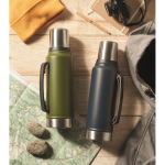 Thermos en inox recyclé avec un verre et poignée latérale 1L couleur vert foncé vue d'ambiance