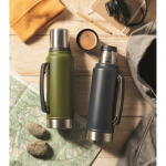 Thermos en inox recyclé avec un verre et poignée latérale 1L couleur vert foncé deuxième vue d'ambiance